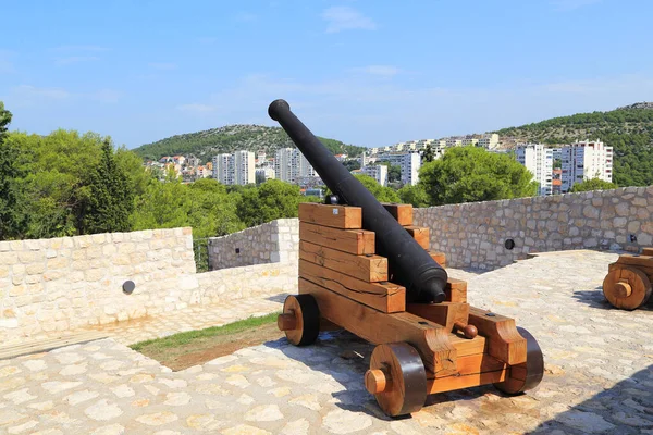 シエンイク クロアチア 2016年9月12日 これは 男爵要塞の壁に展示されている古い大砲の1つです — ストック写真