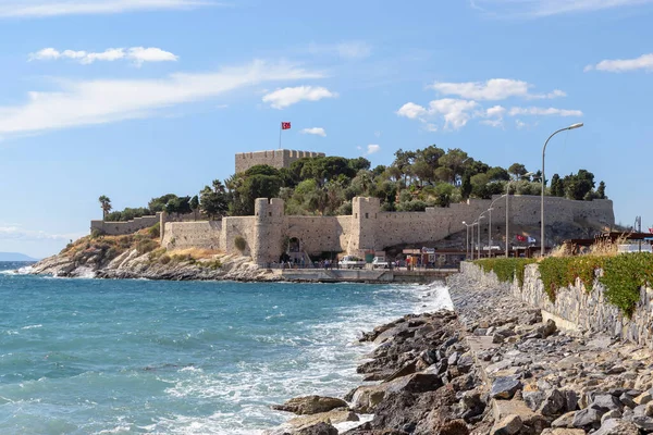 KUSADASI, TURKEY - 2 Haziran 2021: Burası Osmanlı Guverjinada kalesi (15. yüzyıl))..