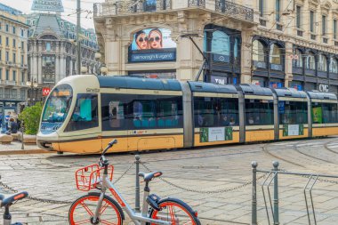 MİLAN, İTALYA - 17 Mayıs 2018: Bu eski şehrin sokaklarında modern bir tramvay.
