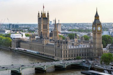 LONDON, GREAT BRITAIN - 15 Mayıs 2014: Bu Westminster Sarayı 'nın bahar akşamındaki hava görüntüsü.
