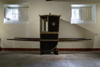 FUNCHAL, PORTUGAL - 25 Ağustos 2021: Bu Quinta das Cruz Müzesi 'ndeki eski bir tahtırevan (17. yüzyıl).