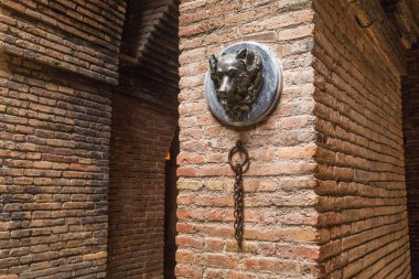 BARCELONA, İSPAN - 10 Mayıs 2017: Bu Guell Sarayı ahırında stilize edilmiş bir otostop (mimar Antoni Gaudi).