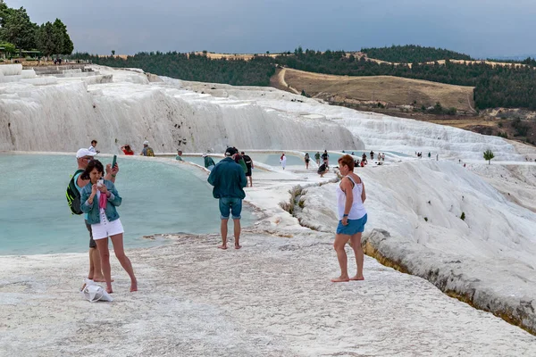 Pamukkale Turkey Červen 2021 Neidentifikovaní Turisté Procházejí Bosými Travertinovými Bazény — Stock fotografie