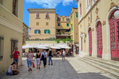 SIBENİK, CROATIA - 12 Eylül 2016: Şehrin tarihi merkezindeki Hırvat Ulusal Tiyatrosu 'nun girişinin önündeki Kral Drzhislav Meydanı.