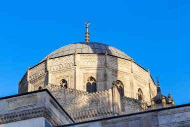 İSTANBUL, TIRKEY - SEEPTEMBER 14, 2017: Burası Pertevniyal Valide Sultan Camii 'nin kubbesi, 19. yüzyılda karışık bir mimari tarzla inşa edildi..