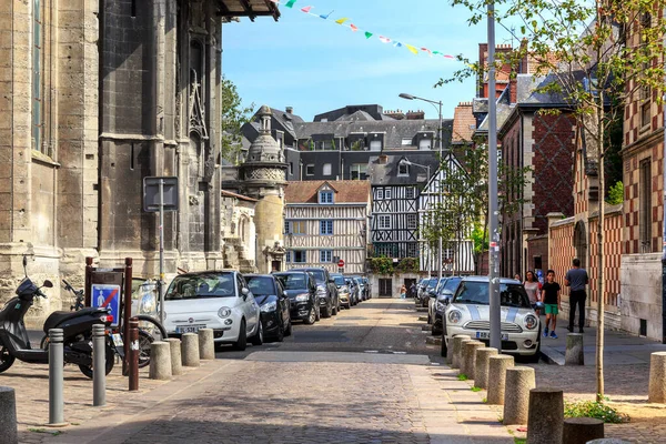 ROUEN, FRANCE - 31 AĞUSTOS 2019: Burası modern taşıma araçlarının park edildiği ortaçağ yarı keresteli evlerden biri..