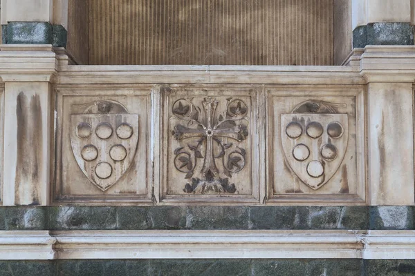 意大利佛罗伦萨 2018年9月12日 这是圣玛丽亚诺维拉大教堂围栏的中世纪雕刻碎片 上面有美第奇家族的纹章 — 图库照片