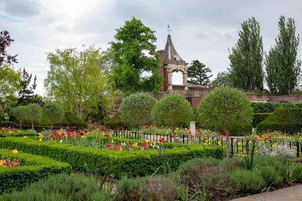 Londýn Great Britain Května 2014 Jedná Holandskou Zahradu Poblíž Budovy — Stock fotografie