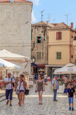 SIBENIK, CROATIA - 12 Eylül 2016: Bunlar eski sahil kasabasının sokaklarındaki kimliği belirsiz tatilciler.