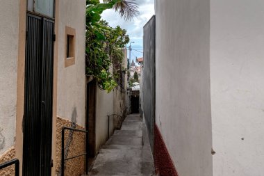 FUNCHAL, MAFEIRA - 25 AĞUSTOS 2021: Bu şehrin eski dağlık kesimindeki dar merdivenlerden biri.