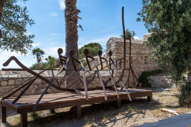 KUSADASI, TURKEY - 2 Haziran 2021: Bu Guverginada kalesindeki tarihi bir tema üzerine modern bir sanat kurulumu.