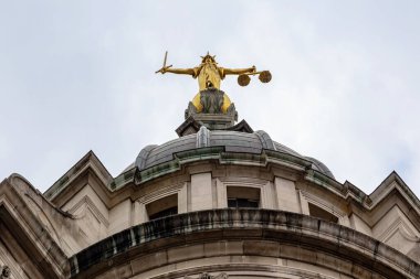 LONDON, GREAT BRITAIN - 13 Mayıs 2014: Eski Bailey (Merkezi Ceza Mahkemesi) binasının kubbesindeki Adalet figürü.