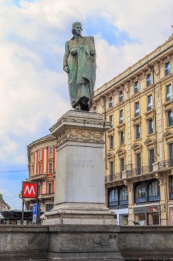 MILAN, ITALY - 10 Mayıs 2018: Bu 18. yüzyıl İtalyan şairi Giuseppe Parini 'nin bir anıtı.