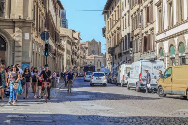 FLORENCE, İTALYA - 12 Eylül 2018: Bu, şehrin tarihi merkezinde işlek bir yerleşim yeridir..