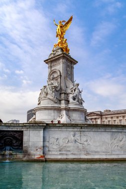 LONDON, GREAT BRITAIN - 17 Mayıs 2014: Buckingham Sarayı 'nın önündeki Victoria Anıtı.