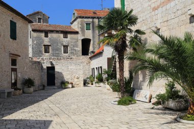 SIBENIK, CROATIA - 12 Eylül 2016: Burası St. Francis Ortaçağ Manastırı 'nın avlusu.