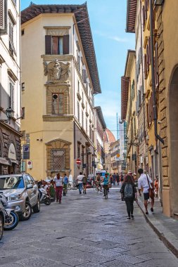 FLORENCE, İTALYA - 12 Eylül 2018: Bu ortaçağ şehrinin merkezindeki eski sokaklardan biri.