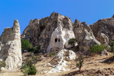 GOREME, TURKEY - 4 Ekim 2020 Bunlar eski Hristiyan manastırının açık hava müzesindeki mağara hücreleri ve kiliseleriyle volkanik kökenli tuff kayaları..