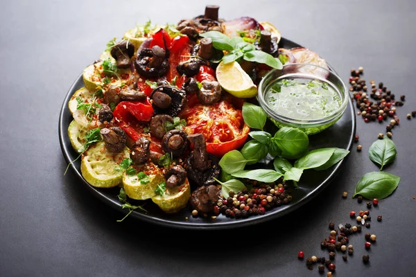 Baked Vegetables Tomato Red Pepper Zucchini Mushrooms Onion Plate Diet — Stock Fotó