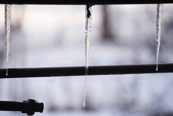 Çatıda donmuş buz saçağı var.