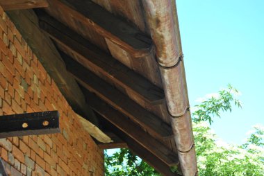 Pencereli eski ahşap kapı