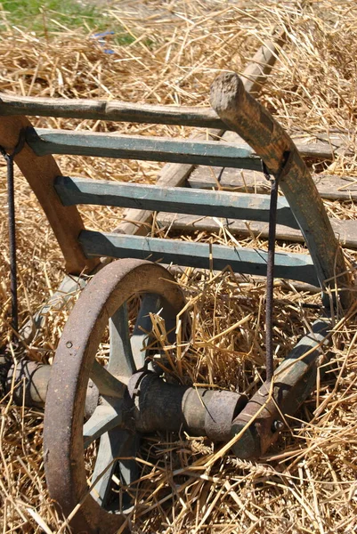 Old Wooden Whellbarrow Straw — Stock Photo, Image