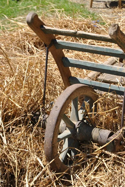 藁の古い木製の車輪の列 — ストック写真