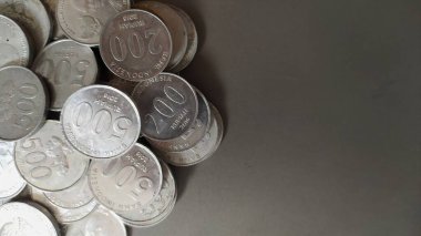 Üçüncülerin kuralları fotoğrafa odaklanır. Bir sürü bozuk para.