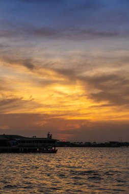 Chonburi, Tayland 'daki Sriracha kasabasında güzel bir gün batımı renkli gökyüzünü ve dramatik bulut oluşumlarını gösteriyor.