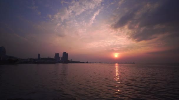 Belo Pôr Sol Sobre Oceano Com Nuvens Dramáticas Céu Colorido — Vídeo de Stock