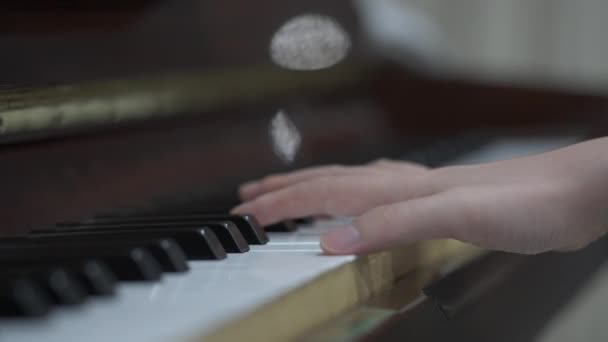 Fechado Uma Mão Feminina Tocando Piano Câmera Lenta — Vídeo de Stock