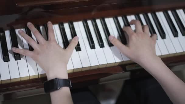 Κοντινό Πλάνο Του Γυναικείου Χεριού Που Παίζει Στο Πιάνο — Αρχείο Βίντεο