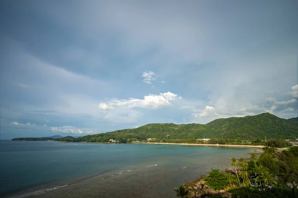 Seascape Pohled Pláž Phuket Thajsko Slunečného Dne Spoustou Bílých Mraků — Stock fotografie