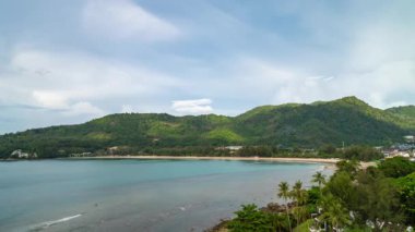 Güneşli bir günde Phuket, Tayland 'da bir kumsal manzarası. Bir sürü beyaz bulutlu.