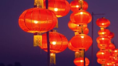 Gece dekore etmek için dışarıda asılı duran güzel kırmızı Çin fenerleri.