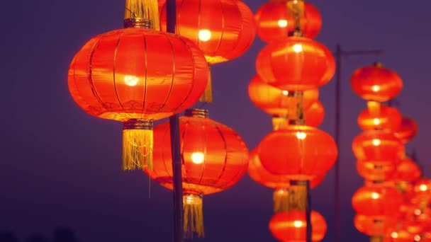 Schöne Rote Chinesische Laternen Hängen Draußen Sie Nachts Dekorieren — Stockvideo