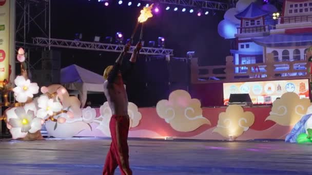 Nakornsawan Thaïlande Février 2022 Jeune Homme Joue Spectacle Feu Lors — Video