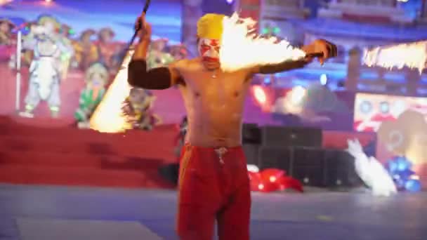 Накорнсаван Таиланд Февраля 2022 Года Молодой Человек Выступает Огненным Шоу — стоковое видео