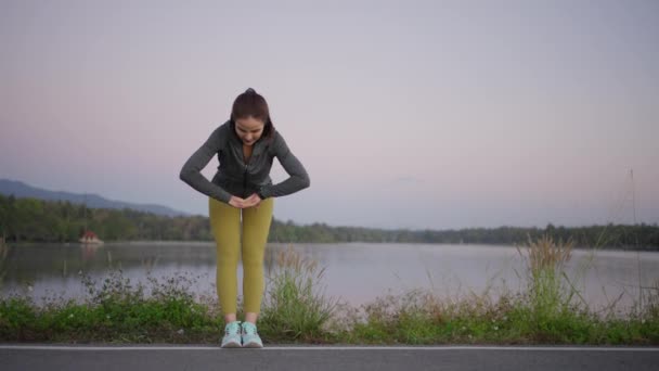 Junge Attraktive Frau Streckt Ihre Arme Und Beine Vor Ihrer — Stockvideo