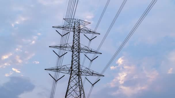 Timelapse Nuvens Noturnas Movendo Atrás Torre Linha Energia Durante Pôr — Vídeo de Stock