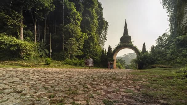 Surat Thani Thailand April 2022 Tempeltor Khao Nai Luang Dharma — Stockvideo