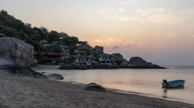 Tayland 'ın Surat Thani kentindeki Koh Tao körfezinde sabahın erken doğuşu.