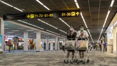 Bangkok, Tayland - 16 Nisan 2022 - Gezginler Bangkok, Tayland 'daki Don Muang Uluslararası Havalimanı' ndaki kapılarına yürüdüler