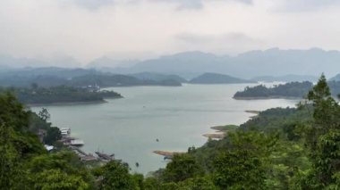 Ratchaprapha Barajı 'nın ya da Tayland' ın Surat Thani kentindeki Cheow Lan Barajı 'nın havadan görüntüsü.