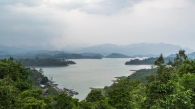 Ratchaprapha Barajı 'nın ya da Tayland' ın Surat Thani kentindeki Cheow Lan Barajı 'nın havadan görüntüsü.