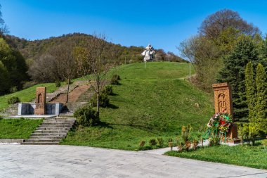 Dilijan, Ermenistan - 25 Nisan 2022 - Dilijan, Ermenistan 'daki büyük vatansever savaş heykeli