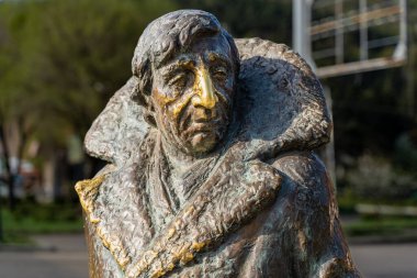 Dilijan, Ermenistan - 27 Nisan 2022 - Dilijan, Ermenistan 'daki Mimino komedi filminin kahramanlarına anıt temizliği