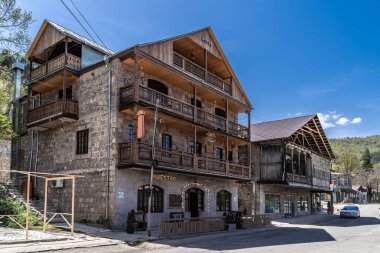 Dilijan, Ermenistan - 27 Nisan 2022 - Dilijan, Ermenistan 'da Maestro restoranı olan eski taş otel binası