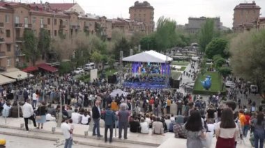 Erivan, Ermenistan - 30 Nisan 2022 - İnsanlar Erivan, Ermenistan 'daki Caz Festivali' ni dinlemek için Cascade Kompleksi 'nde toplandılar