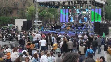 Erivan, Ermenistan - 30 Nisan 2022 - İnsanlar Erivan, Ermenistan 'daki Caz Festivali' ni dinlemek için Cascade Kompleksi 'nde toplandılar